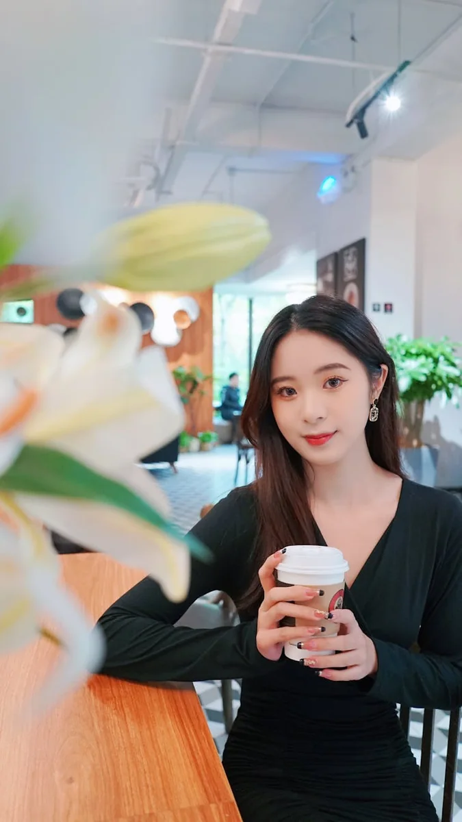流程页配图展示协作场景或文档交接，辅助说明阶段衔接